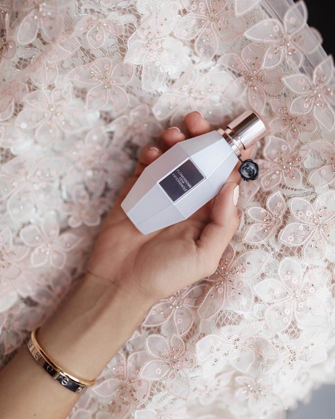 Tamara Kalinicさんのインスタグラム写真 - (Tamara KalinicInstagram)「Its that exciting feeling, like the spring is coming, thats what this @viktorandrolf_fragrances #FlowerbombDew is like. Spring in the bottle. Get yours at @theofficialselfridges #NothingButDew AD」2月26日 21時06分 - tamara