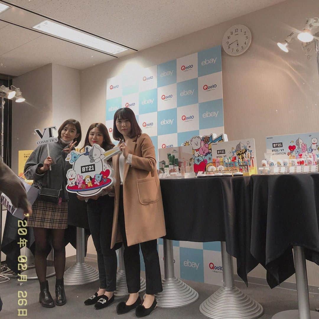 のインスタグラム：「#qoo10 #qコス　qoo10さんありがとうございます！^ ^ 普段愛用してるものや、新商品に、たくさんたくさん！ #vtcosmetic #vt のスビンさん達と✌︎✌︎ 優しくたくさんサポートしてくださって、、ありがとうございました💜 친절하게 해줘서  너무너무감사합니다!!😈❤️❤️ #qoo10beautyday」