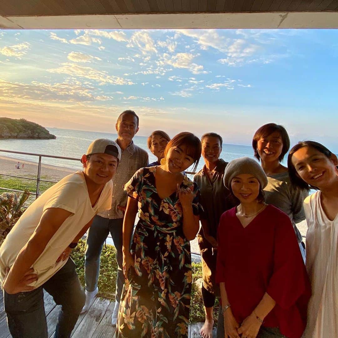 のインスタグラム：「我が家でパーティー🍷 最高なサンセットを見ながら飲んで食べて幸せ❤️ 日本サップヨガ協会最高🏄‍♀️ #okinawa #jsya #mysweethome  #海のある暮らし」
