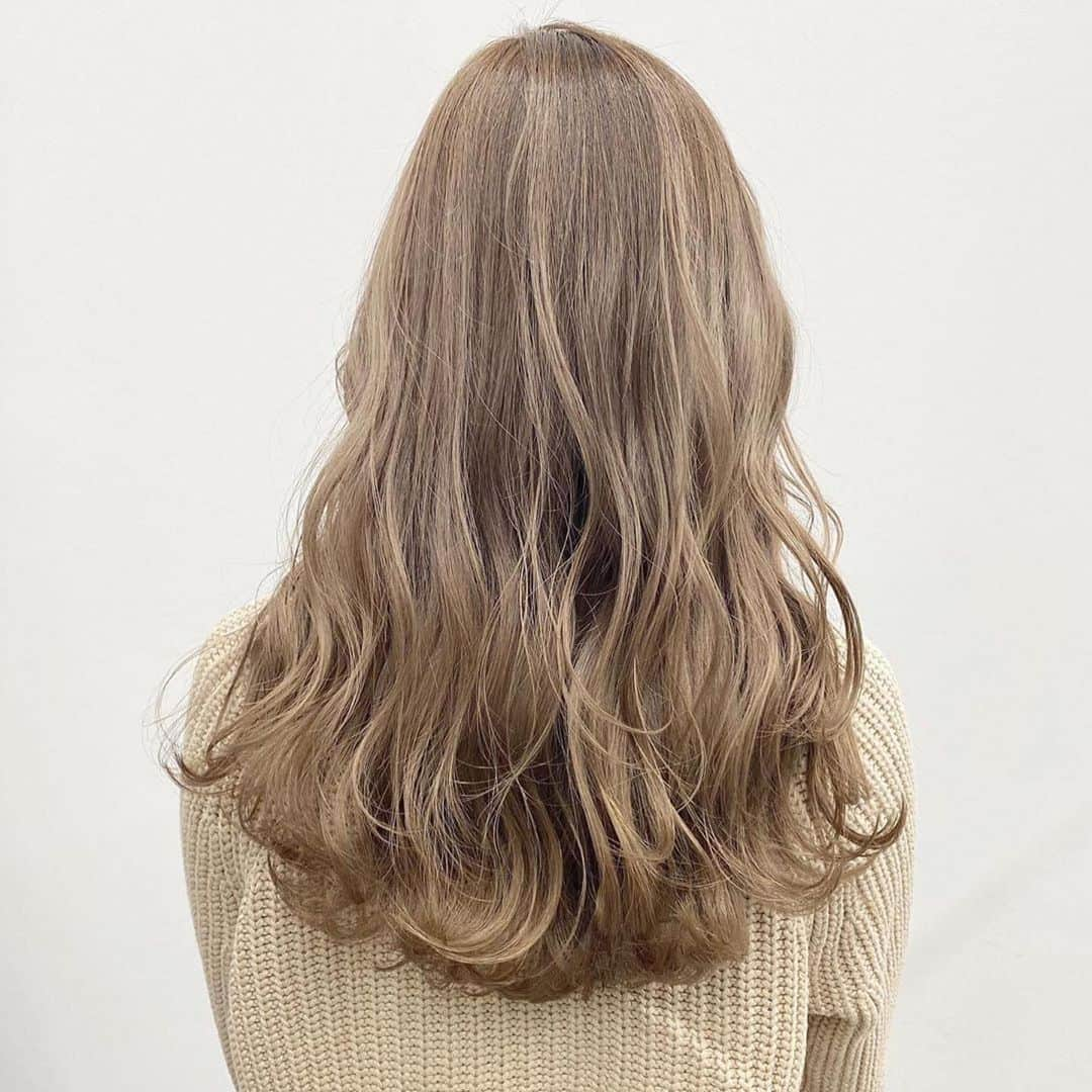 ALIVEさんのインスタグラム写真 - (ALIVEInstagram)「💇‍♀️#ミルクティーベージュ #ハイライトカラー﻿ こちらのヘアーは 吉祥寺店 @iamblue.58 が担当しました！﻿ .﻿ 細かくたくさんのハイライトを入れて全体をトーンアップ✨﻿ 外国人のようなベージュカラーぜひお任せください👸🏼﻿ .﻿ #美容院 #美容室 #吉祥寺 #吉祥寺美容室 #ヘアスタイル #美容師 #サロンモデル #サロモ #ヘアカラー #バレイヤージュ #バレイヤージュカラー #エアタッチ #エアータッチ #美容学生 #ヘアサロン #ヘアカタログ #alivehair #ミルクティーベージュ #ベージュから #ハイライト #ハイライトカラー #ブリーチあり #ブリーチカラー #春カラー」2月26日 21時09分 - alivehair