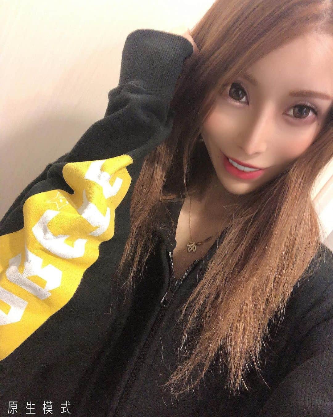 高橋沙弥華のインスタグラム：「@rarete2015 の可愛いジップタイプのパーカーとスウェットパンツ👩🏼💓 unisexだからレディースはもちろんメンズにもカップルでお揃いにもお勧め🙆‍♀❤ パーカーの後ろも可愛い😍  パーカーはLサイズで大きめに着てる😊  部屋着にもスウェットパンツ楽ちん🙆‍♀ #ラルテ #unisex #unisexfashion #パーカーコーデ #パーカー女子 #スウェットパンツ #部屋着 #楽ちん #オーバーサイズ #お勧め #レディースファッション #メンズファッション #カジュアル #ラフ」