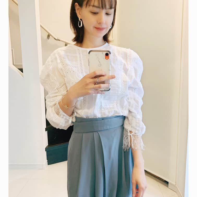 乙黒えりのインスタグラム：「白レーストップスがパッと明るい雰囲気にしてくれる気がする春物♪ レースのディティールをよく見るととてもこだわっていて 見れば見るほど楽しいお洋服。お気に入りです！春が楽しみだな！ @make_ai_official  #make_ai #春物　#ママコーデ　#ママファッション　#春コーデ　#レーストップス」