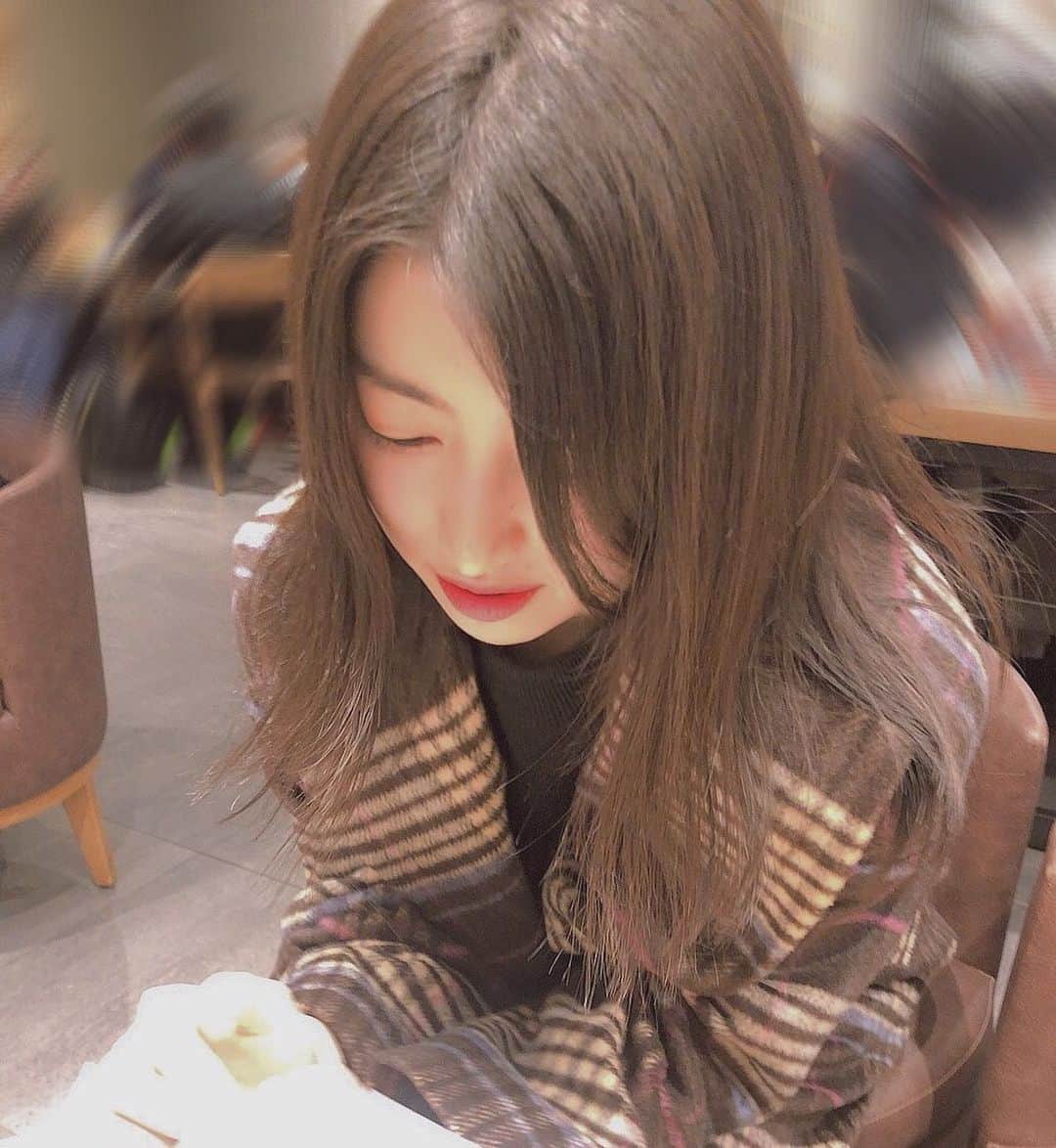 吉田華恋のインスタグラム：「友達に隠し撮りされた写真🌞❤︎ 友達がかわいい言うてくれたので🌞❤︎ 基本ぼーっとしているので写真撮られてるのに気付かないんだよねえあ🌞❤︎」