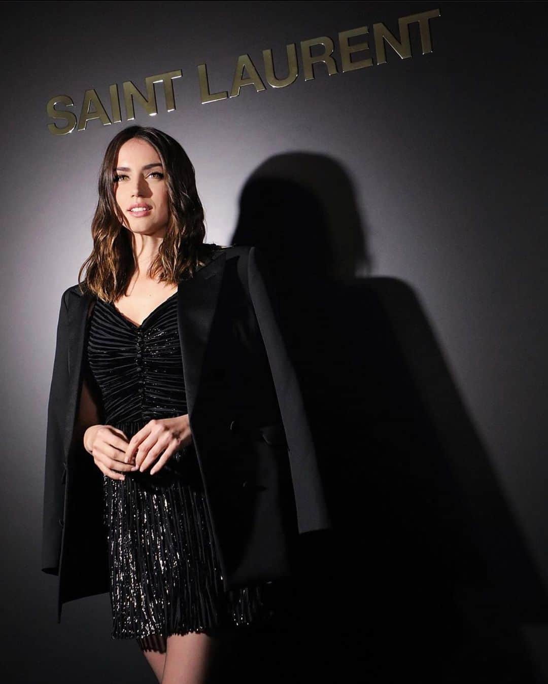 アナ・デ・アルマスのインスタグラム：「Last night with @ysl 🖤✨」