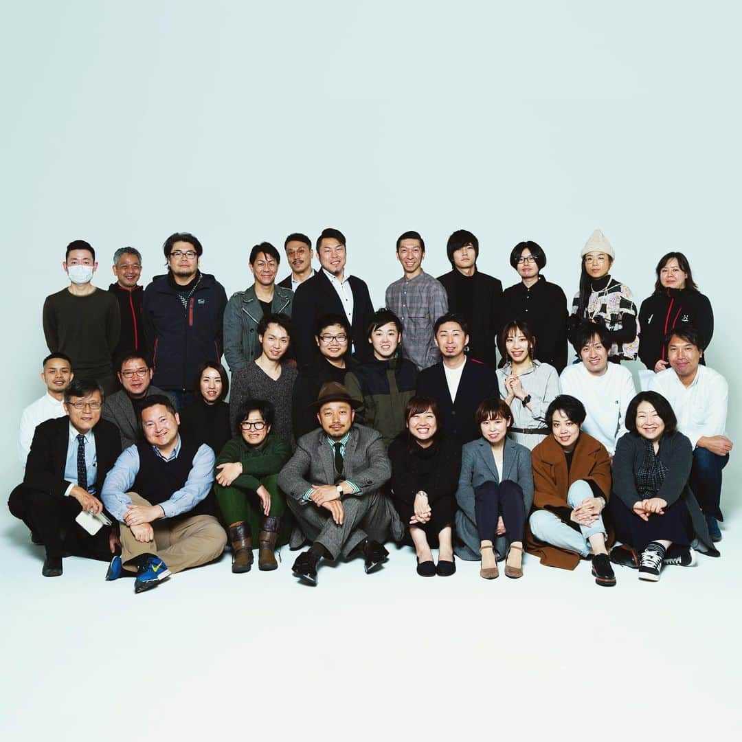 長山一樹のインスタグラム：「写真館業界の「元気のある写真館の会」が主催する1日講師として呼んでいただき「技術や知識よりも選択の重要性」をテーマに講義しました。コロナの影響もあり、半分ぐらいの方達が参加できなかったようですが、終息した時にまたやっていただきたいという暖かいお声も頂いたので、また会える事を楽しみにしています。 また、キャンセルの影響で昨晩の急な呼びかけにも関わらず時間を作って来ていただいた方々にも感謝いたします。中には写真でない職業の方も興味津々で、なんならやや前のめりで参戦している姿も印象的でした。 終わった後の集合写真の表情がみんな不満なさそうだったので「ほっ」としましたよ。笑  #写真 #写真講座 #写真セミナー #写真館 #ワークショップ #kazukinagayama #長山一樹 #hasselblad #h6d #中判カメラ」