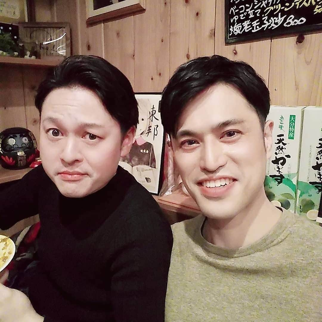 尾上緑さんのインスタグラム写真 - (尾上緑Instagram)「【二月大歌舞伎千穐楽】 今月は、公演途中から喉を痛めてしまい、満足に台詞が言えないところ、皆様から ・ 「梅酒を薄めてうがいをすると良い」 ・ 「蓮根をすったものを飲む」 ・ 「金柑の甘露煮、蜂蜜レモン漬けもオススメ」 ・ 「お風呂に入る時は口に水を含んだまま、お風呂につかってみて。10分以上がgood！」 ・ 「喉の病院ならここが有名です。」 ・ 「マヌカハニーは高いけど、喉に最適！」 ・ など、たくさん情報をいただき ・ なんとか本日、無事千穐楽を迎えることが出来ました。 ・ 皆様温かいフォローありがとうございました。 ・ そしてまた今月に限らず、いつもお世話になっております大先輩 ・ 片岡千壽（@senju.kataoka ）さん。 ・ 芝居で困ったときには、優しく助けてくれる良き兄さんで、頼りっぱなし。頭が上がりません。 ・ ですが舞台を降りると、 ・ «同い年» ・ ということもあり、プライベートでも仲良くしていただいております！ ・ 今日は千穐楽ですので、 ・ 千壽楽（千壽さんと楽しいひととき）のお写真を使用いたしました😊 ・ さて、明日からは何年か振りに、ひと月お休みをいただたいております。 ・ 普段出来ないことを！ ・ と思っており、楽しみにしておりました明日の ・ «劇団四季のライオンキング» ・ だったのですが、コロナウィルス感染対策で公演中止となってしまいました。 ・ とても残念ですが、今できる事は感染を拡めないこと。 ・ 皆様もうがい、手洗いをこまめにして、くれぐれもお身体ご自愛下さいませ。 ・ また元気に四月、劇場でお目にかかれますようお祈り申し上げます。 ・ #二月大歌舞伎#歌舞伎座#千穐楽 #千壽楽#片岡千壽#休暇#大人の休日倶楽部」2月26日 21時22分 - onoe_midori