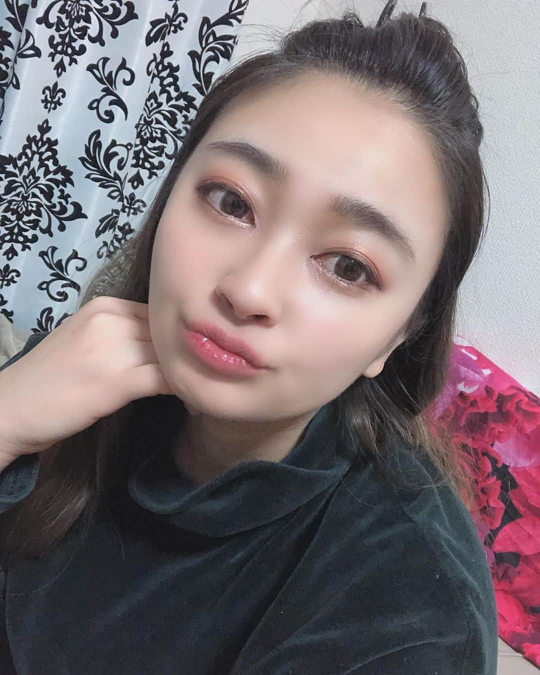朝比奈沙樹のインスタグラム：「つけまとっちゃったけど、 17ライブでメイクしたよ💄 久々に 昔よくやってた濃いめメイク❤️ ちゃき_babyでやってるんで、見に来てね❤️ . . #17ライブ配信 #17ライブ」
