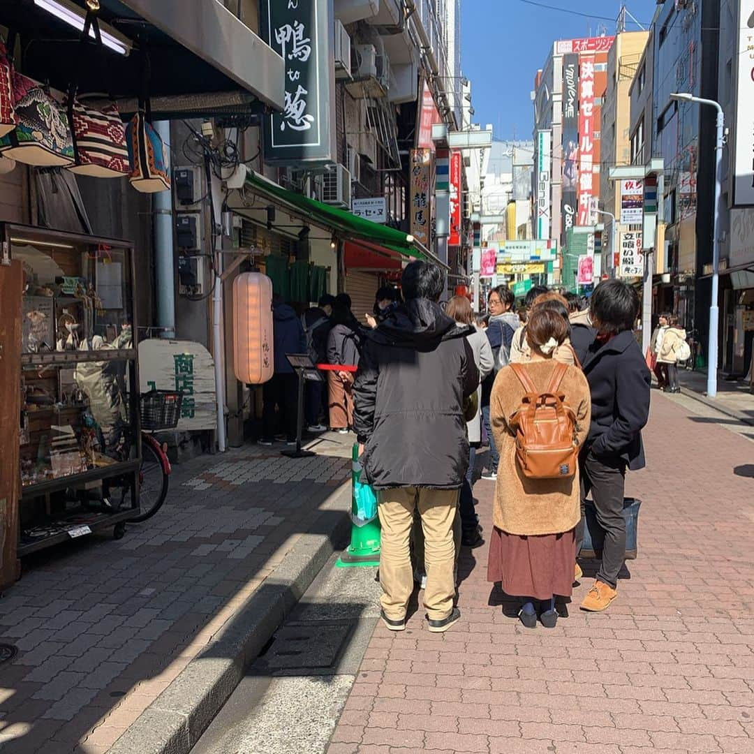 りょうくんグルメさんのインスタグラム写真 - (りょうくんグルメInstagram)「【上野　らーめん 鴨to葱】 鴨、葱、水のみで作られた絶品ラーメン🍜 ㅤㅤㅤㅤㅤㅤㅤㅤㅤㅤㅤㅤㅤ 🏠#上野　#鴨to葱 🚶‍♂️ JR山手線「御徒町」駅(北口)から徒歩2分 都営大江戸線「上野御徒町」駅から徒歩2分 上野駅徒歩7分 📖鴨コンフィ麺(¥1100円) ㅤㅤㅤㅤㅤㅤㅤㅤㅤㅤㅤㅤㅤ 上野名物の鴨とネギ。 ㅤㅤㅤㅤㅤㅤㅤㅤㅤㅤㅤㅤㅤ 鴨、葱、水のみで作られた化学調味料を一切使用しないカモの旨みを生かしたラーメン。 ㅤㅤㅤㅤㅤㅤㅤㅤㅤㅤㅤㅤㅤ ねぎがシャキシャキスープがうまい。 濃すぎないのにコクがある。 あっさりしてるけどスープの味わいが深い。 細麺噛みごたえあり ㅤㅤㅤㅤㅤㅤㅤㅤㅤㅤㅤㅤㅤ うまいいいい ねぎってこんなにおいしいんだなあって再実感する。 器が小さめだけどそこが深くてしっかり中身入ってる。 ㅤㅤㅤㅤㅤㅤㅤㅤㅤㅤㅤㅤㅤ  ネギが三種類から二種類選べる。 焼いたネギと長ネギがおすすめ。 ちなみにカモのコンフィ麺ってのはチャーシュー麺のこと。鴨チャーシューたっぷり2.3枚あまるわ笑 普通のほうだとチャーシュー2枚とかかな。 飲める親子丼も人気。  ㅤㅤㅤㅤㅤㅤㅤㅤㅤㅤㅤㅤ タイミングで30人以上待ったりするから オープン前に行くのがオススメ。 お客さんは男性7割。 食券最初に買ってから並ぶスタイル。 上野だから県外から来てる人多い。 ㅤㅤㅤㅤㅤㅤㅤㅤㅤㅤㅤㅤㅤ ㅤㅤㅤㅤㅤㅤㅤㅤㅤㅤㅤㅤ コンクリ壁なのにテーブルがたたみ！ 店内11席。全席カウンター。 隣との横幅はそんなに広くない。 清潔感あるし落ち着く雰囲気。 ラーメン屋ぽくない。音楽もいい。 混んでるときのスマホいじりは遠慮してくださいって書いてる。 後ろに荷物置きあり。 ㅤㅤㅤㅤㅤㅤㅤㅤㅤㅤㅤㅤㅤ 鴨肉はやっぱ食感最高。健康にもいいし完璧。 スープ全部飲めるわ。  東京都台東区上野6-4-15 【平日】 11:00～15:00 17:00～21:30 【土・日・祝】 11:00～20:00」2月26日 21時23分 - uryo1113