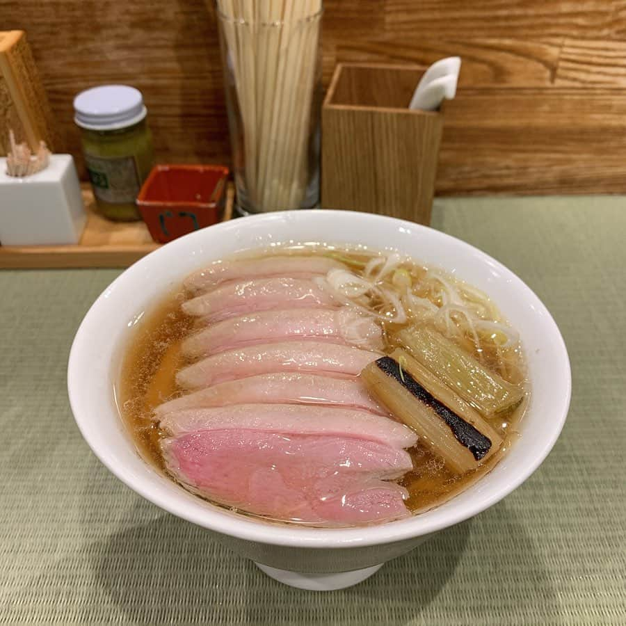 りょうくんグルメさんのインスタグラム写真 - (りょうくんグルメInstagram)「【上野　らーめん 鴨to葱】 鴨、葱、水のみで作られた絶品ラーメン🍜 ㅤㅤㅤㅤㅤㅤㅤㅤㅤㅤㅤㅤㅤ 🏠#上野　#鴨to葱 🚶‍♂️ JR山手線「御徒町」駅(北口)から徒歩2分 都営大江戸線「上野御徒町」駅から徒歩2分 上野駅徒歩7分 📖鴨コンフィ麺(¥1100円) ㅤㅤㅤㅤㅤㅤㅤㅤㅤㅤㅤㅤㅤ 上野名物の鴨とネギ。 ㅤㅤㅤㅤㅤㅤㅤㅤㅤㅤㅤㅤㅤ 鴨、葱、水のみで作られた化学調味料を一切使用しないカモの旨みを生かしたラーメン。 ㅤㅤㅤㅤㅤㅤㅤㅤㅤㅤㅤㅤㅤ ねぎがシャキシャキスープがうまい。 濃すぎないのにコクがある。 あっさりしてるけどスープの味わいが深い。 細麺噛みごたえあり ㅤㅤㅤㅤㅤㅤㅤㅤㅤㅤㅤㅤㅤ うまいいいい ねぎってこんなにおいしいんだなあって再実感する。 器が小さめだけどそこが深くてしっかり中身入ってる。 ㅤㅤㅤㅤㅤㅤㅤㅤㅤㅤㅤㅤㅤ  ネギが三種類から二種類選べる。 焼いたネギと長ネギがおすすめ。 ちなみにカモのコンフィ麺ってのはチャーシュー麺のこと。鴨チャーシューたっぷり2.3枚あまるわ笑 普通のほうだとチャーシュー2枚とかかな。 飲める親子丼も人気。  ㅤㅤㅤㅤㅤㅤㅤㅤㅤㅤㅤㅤ タイミングで30人以上待ったりするから オープン前に行くのがオススメ。 お客さんは男性7割。 食券最初に買ってから並ぶスタイル。 上野だから県外から来てる人多い。 ㅤㅤㅤㅤㅤㅤㅤㅤㅤㅤㅤㅤㅤ ㅤㅤㅤㅤㅤㅤㅤㅤㅤㅤㅤㅤ コンクリ壁なのにテーブルがたたみ！ 店内11席。全席カウンター。 隣との横幅はそんなに広くない。 清潔感あるし落ち着く雰囲気。 ラーメン屋ぽくない。音楽もいい。 混んでるときのスマホいじりは遠慮してくださいって書いてる。 後ろに荷物置きあり。 ㅤㅤㅤㅤㅤㅤㅤㅤㅤㅤㅤㅤㅤ 鴨肉はやっぱ食感最高。健康にもいいし完璧。 スープ全部飲めるわ。  東京都台東区上野6-4-15 【平日】 11:00～15:00 17:00～21:30 【土・日・祝】 11:00～20:00」2月26日 21時23分 - uryo1113