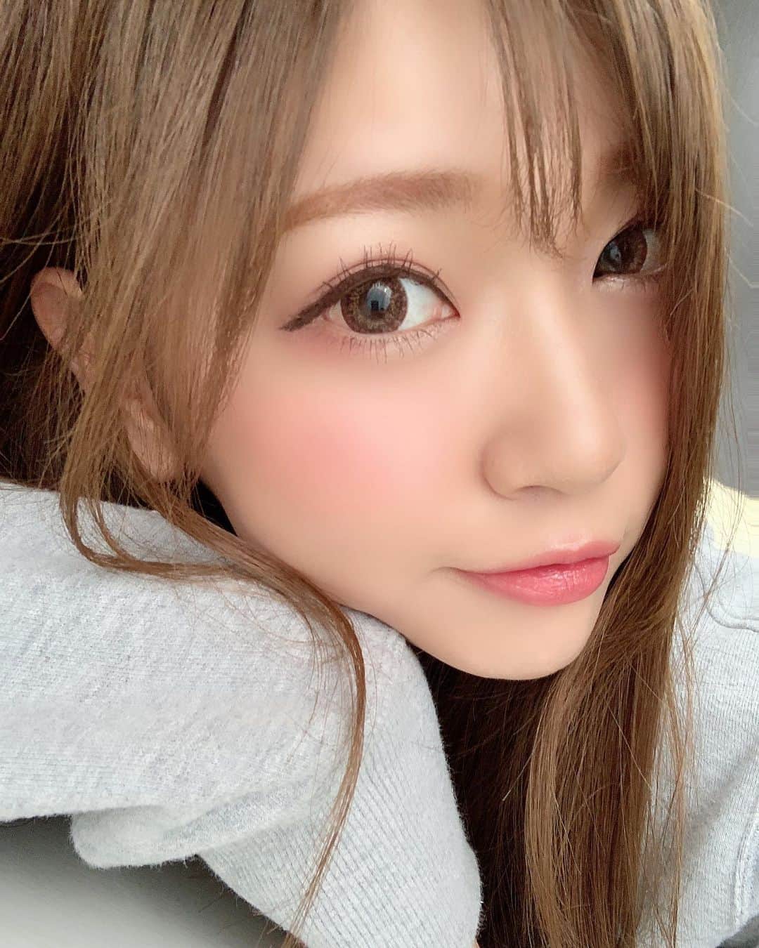 いっちゃん/嶋津 いつみのインスタグラム：「. . ピンクメイクしてみて！って リクエスト貰ったので 今日は久しぶりにピンクメイクしてみたん💁‍♀️✨ . . . . 使ったコスメやら やり方やらはまた動画で投稿するね🧚🏻‍♀️❤️ . . . . . #関西  #関西サロモ  #サロンモデル #サロモ #いっちゃん  #フリーモデル #関西モデル  #あざといっちゃん #かわいっちゃん #いっちゃんコーデ #ブライダルモデル #アレンジモデル #ヘアカラー  #ヘアアレンジ  #ロングヘア #スーパーロング」