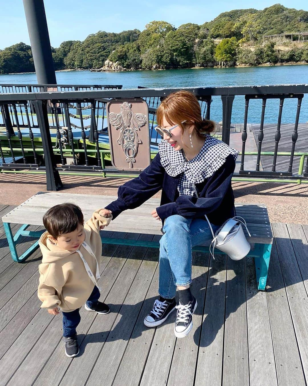 rinさんのインスタグラム写真 - (rinInstagram)「⋆ ⋆ 息子とは　@howdy___official さんで 親子リンク👩‍👦💕 ⋆ ギンガムちゃん後ろ姿も可愛い すぎてずっと言ってたら旦那📸manが 後ろ姿沢山撮ってくれた🤣 ⋆ 息子もこのフーディー着てると 可愛い‼︎と沢山声かけて貰ってる👦🏻💕 ⋆ ご機嫌に爆声でキリン🦒を 披露してたw ⋆ 耳の制服　( @glowplusshop の3ball)を 片耳ピアス、片耳イヤリング持って 行ってしまっててパールちゃんに🤣 ⋆ このパールもお気に入りすぎてる😍 ⋆ 息子がまぁ、最近イヤリングに 興味持ち始めて😂 ⋆ 付けようとして上手く付けれないと 発狂💥🦖 ⋆ jacket➳ @baybeeonline_ bag➳ @ayako_bag shoes➳ @converse ⋆ ⋆ ちなみに　@howdy___official さん 今日アウトレットBOX発売だって☝️ あのクオリティであんなに入って あんな価格‼︎🙌 お得すぎるわ🤣 ⋆」2月26日 21時29分 - rinrin87