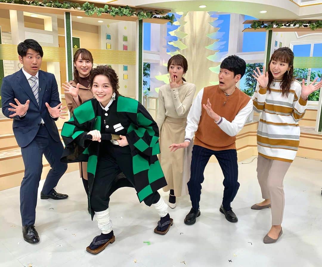 福田太郎のインスタグラム：「👹鬼滅の刃⚔️ 個性的なキャラクター！人情味溢れるストーリー！ 今更ですが読み始めました。一気見が止まりません😳 ⠀ 皆さん読んでますか？好きな登場人物やシーンは？ ネタバレにならない範囲で教えてください🤫笑 ⠀ #鬼滅の刃 #きめつのやいば #まだ間に合う  #竈門炭治郎 #コスプレ で登場したのは #木下遥 ちゃん @kino__haruka  イチモニ！出演者唯一の読者でしたが、 オンエア後、みんな続々とのめり込んでます👀 ⠀ #竈門禰豆子 #我妻善逸 #嘴平伊之助 #鬼殺隊  個人的には、熱い男 #🔥 #☀️ と 刀鍛冶職人さんたちが結構好きかも#👺 ⠀ コロナこんな状況なので、家で過ごす時間が 少しでも有意義なものになりますように…😭」