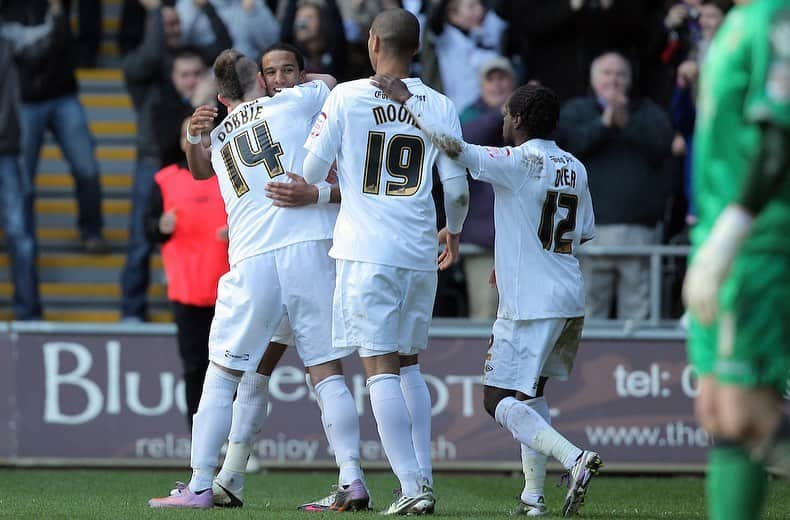 スウォンジー・シティAFCさんのインスタグラム写真 - (スウォンジー・シティAFCInstagram)「📆 #onthisday in 2️⃣0️⃣1️⃣1️⃣ #Swans 3-0 Leeds United ⚽️ Sinclair x2 ⚽️ Moore」2月26日 21時37分 - swansofficial