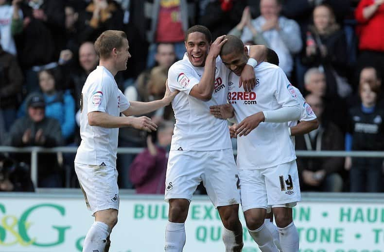 スウォンジー・シティAFCさんのインスタグラム写真 - (スウォンジー・シティAFCInstagram)「📆 #onthisday in 2️⃣0️⃣1️⃣1️⃣ #Swans 3-0 Leeds United ⚽️ Sinclair x2 ⚽️ Moore」2月26日 21時37分 - swansofficial