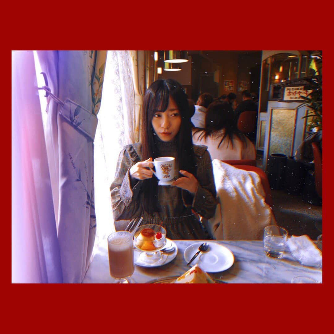 石塚朱莉のインスタグラム：「#喫茶ドレミ  #ミルクコーヒの持ち方のクセ #プリン」