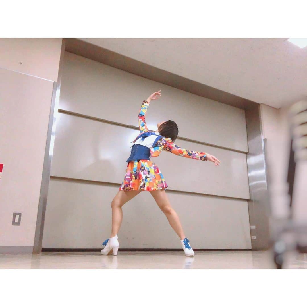 石丸千賀のインスタグラム：「. 一昨日のワンマン2部では 《 花道!!ア～ンビシャス 》 のお衣装を着させていただきました💙 . この曲の頃が 1番アイドルオタクをしていたので （当時ロシア） 高まるちゃんでした🤯 . いかがかしら？ 似合ってる…といいな . #スパガ #花道アーンビシャス  #ballet #バレエ #балет #instagood」