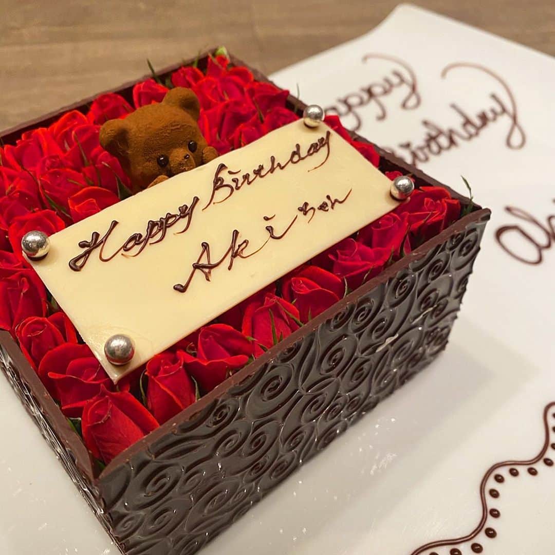 石川晶子（あきぽよ）さんのインスタグラム写真 - (石川晶子（あきぽよ）Instagram)「超絶、かわいいケーキがサプライズで出てきた🍰💕❤️かわい過ぎて食べるの勿体なかった😭本物の薔薇がチョコレートケーキに埋め尽くされてるの🥺凄くない⁉️そして、今年バースデーウィークめっちゃ長い😹wありがたすぎる。。(TT)全然全部載せられてないけど、お祝いしてくれる皆さま大好きです(TT)大事にしたいなって思う😫💘 . . #ありがとう #誕生日 #二十歳になりました #20歳 #20th #20birthday #20歳最高　#成人式たのしかったなー」2月26日 21時44分 - i_am____aki