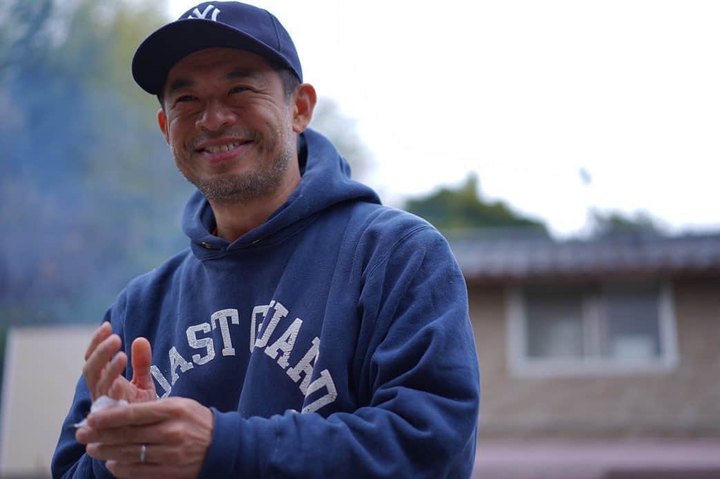 青木大輔のインスタグラム：「昨日は2回目の農業体験 「ALEX FARM」 鶏肉と野菜を味付けして ストーヴでじっくり焼き上げました！ 薪割して、ライター使わないで火起こし！ 柔らかい麻に火のつきやすいチップを乗せて 火をつけます。 ついたら火を消さないように 細かい木辺を足して 薪をくべながら火を大きくします。 鶏肉は子供達が下準備をして、難しいところは大人も一緒に。 40〜50分火にかけて、火加減もチェック。 腹減らして待ちに待った料理は絶品でした🙌🏽 … 食後はほろ酔いで森探検🌲 途中沼にハマって白スニーカーが泥だらけになる人も😂 自然の中を歩くのは気持ちよかった〜 … 夜までは マシュマロ焼いたり、クレープ焼いてもらったり エリヒレ焼いたり😆 焚き火見ながらの時間も良い感じ！ … 次のテーマは 「タケノコと日本酒」の予定です😆  #kidsの農業体験#大人もめちゃ楽しめる#外で呑むワインは良いよね @airooono 君写真めちゃ良い！ありがとう😊」