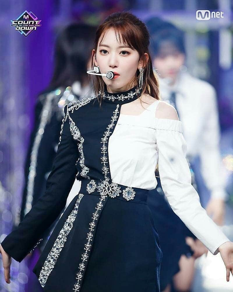 宮脇咲良のインスタグラム：「Mcountdown (Fiesta) comeback stage -190220-  #sakuramiyawaki #sakuraizone #sakurahkt48 #hkt48sakura #hkt48 #izone #miyawakisakura」