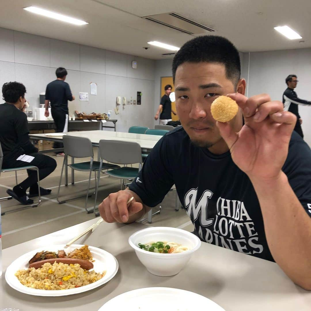 千葉ロッテマリーンズさんのインスタグラム写真 - (千葉ロッテマリーンズInstagram)「試合前にゴマ団子を食べる香月一選手。#chibalotte」2月26日 13時04分 - chibalotte