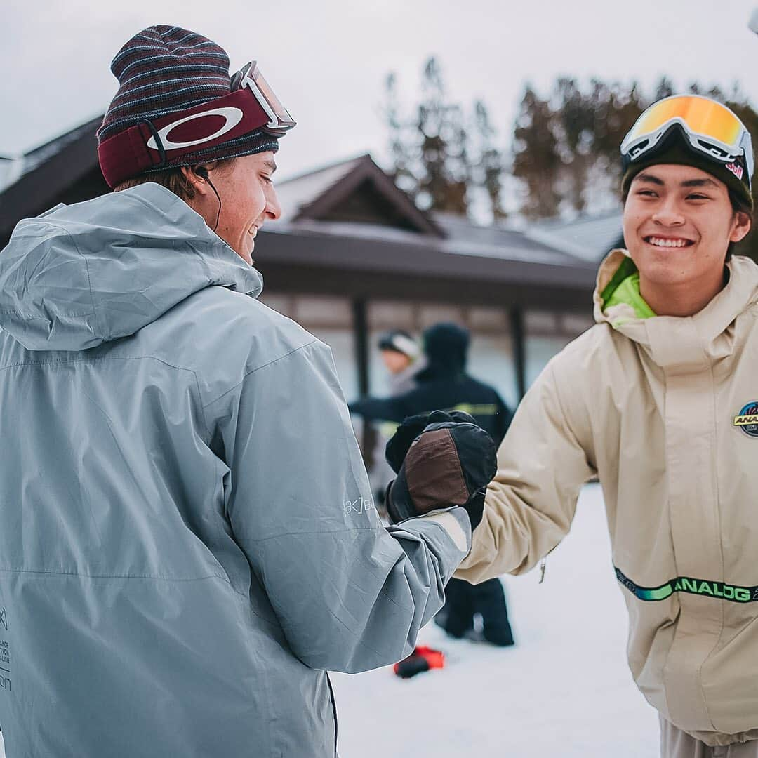 Burton Japanさんのインスタグラム写真 - (Burton JapanInstagram)「まだまだシーズンはこれから！ お気に入りのギアを身につけて、笑顔で雪山を楽しみましょう！ Photo: @kentarawmatsuda / @akira457_ #Winter2020Burton #RidingIsTheReason」2月26日 13時10分 - burtonjapan