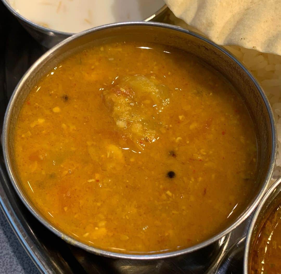 善し さんのインスタグラム写真 - (善し Instagram)「昨晩のマツコの知らない世界で紹介されてた経堂の南インド料理スリ・マンガラムへ。 爽やかなしゃばしゃばカレー。トマトの酸味とスパイスがバチッと弾けてます。  後半の混ぜ混ぜタイムはもう経堂からの南インド直行✈️ チャイが甘めだけどいいスパイス感。  是非どうぞ。  #スリマンガラム #スパイスカレー」2月26日 13時35分 - cowcow44