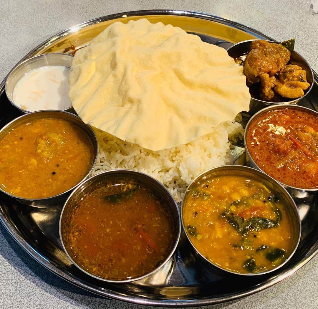 善し さんのインスタグラム写真 - (善し Instagram)「昨晩のマツコの知らない世界で紹介されてた経堂の南インド料理スリ・マンガラムへ。 爽やかなしゃばしゃばカレー。トマトの酸味とスパイスがバチッと弾けてます。  後半の混ぜ混ぜタイムはもう経堂からの南インド直行✈️ チャイが甘めだけどいいスパイス感。  是非どうぞ。  #スリマンガラム #スパイスカレー」2月26日 13時35分 - cowcow44