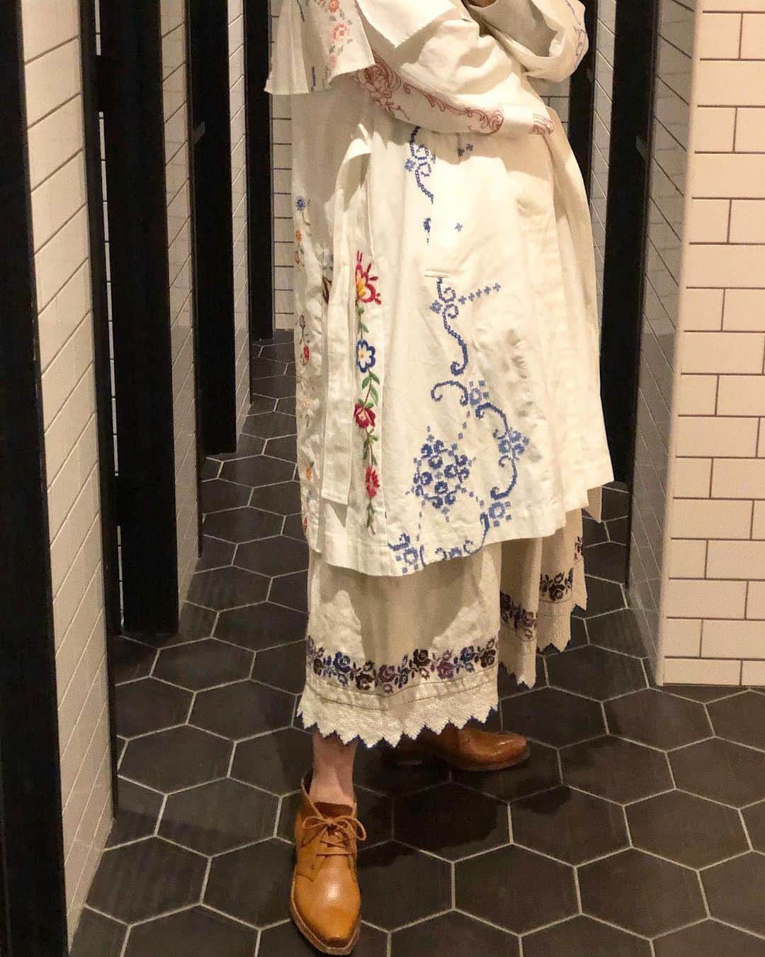 佐藤香菜さんのインスタグラム写真 - (佐藤香菜Instagram)「映画 #ミッドサマー を観て (内容はともかく)目的であった衣装が タイプすぎる件は100点であった。 スウェーデンが舞台とのことだけど スカートは見るからにルーマニアの刺繍が施されている気がするし、 #カロタセグ 地方の信仰告白式の要素にも似た 儀式のシーン、ウクライナやハンガリーっぽさ... 木造建築の天井や壁の画... 様々な要素がMIXされている。 しかし...内容はと言うと、R15どころか R18にしたほうが良さそうな... けっこうメンタルをガツンとやられるので ハートが繊細な方は見ないほうが良い..かも😅 今日もミッドサマー的な洋服で仕事です。 ------------------------------------------------ #vintage #vintagefashion #embroidery」2月26日 13時48分 - kana__sato622