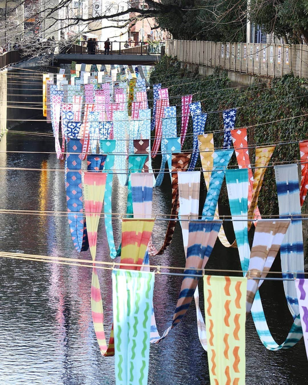 東京造形大学 Tokyo Zokei Universityさんのインスタグラム写真 - (東京造形大学 Tokyo Zokei UniversityInstagram)「_ 麗らかな陽気に誘われて #染の小道 に出かけてきました✨ ・ 川面の光に照らされて鮮やかな反物がそよぐ光景は いつまでも見ていたい美しさ🍵 ・ 東京の落合・中井地区を染めもので彩るこのイベントは、 かつて同地域で染色が盛んだった昭和30年代頃の街の記憶を 現代に引き継ぐものです🌿 ・ 法華宗 獅子吼会館の地下ホールでは、 本学のテキスタイルデザイン専攻領域の１年生が一生懸命染めた浴衣を展示しました👘 ・ #東京造形大学 #テキスタイルデザイン #デザイン #テキスタイル #布 #染織 #東京 #落合 #中井 #浴衣 #tokyozokeiuniversity #textiledesign #design #textile #tokyo」2月26日 13時51分 - tokyo_zokei_univ_official