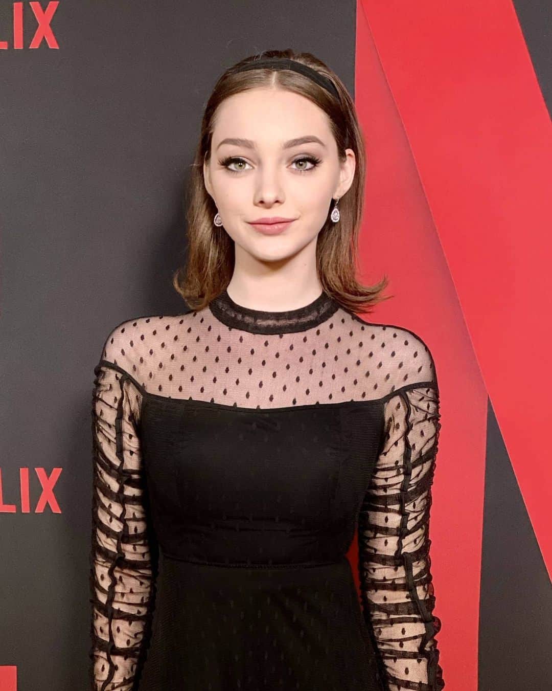 エマ・デュモンのインスタグラム：「Having the best time celebrating the premiere of #iamnotokaywiththis on @netflix ❤💋❤」