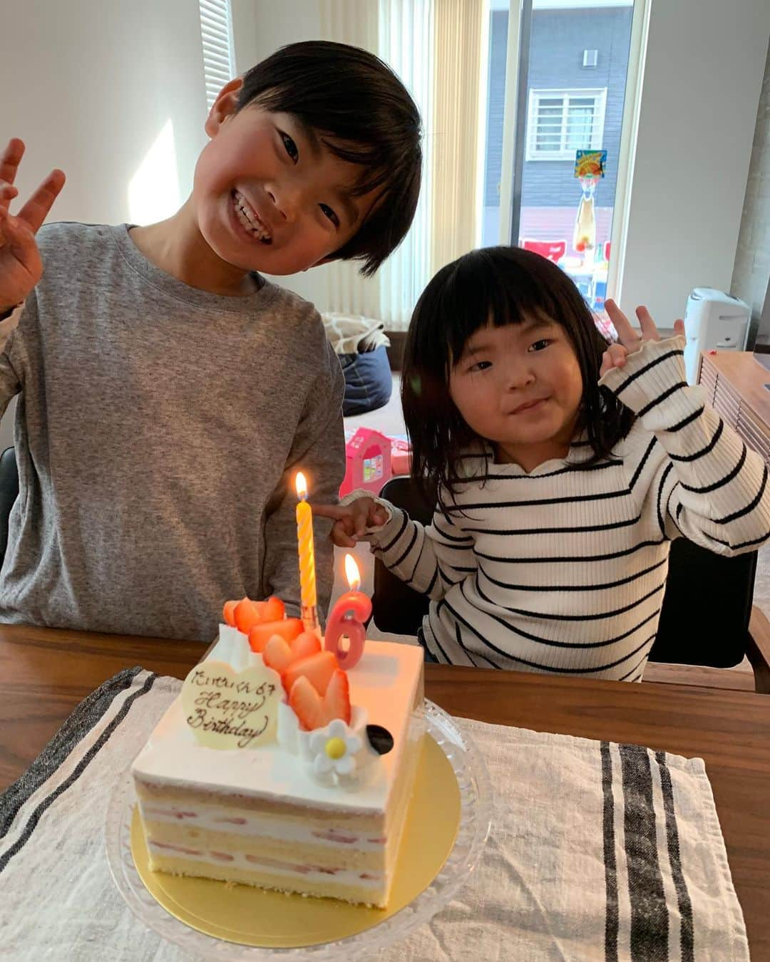 赤星拓さんのインスタグラム写真 - (赤星拓Instagram)「息子の6歳の誕生日🎂 みんなでお祝い出来ました！ 現在なかなか大変な情勢ですが、これからも子供達が健康に育っていってくれたらと切に思います。 #happybirthday #じいちゃんからは科学の本 #娘も欲しがるので誕生日ではないけどプレゼント貰う #食事は庭でBBQww #以上です」2月26日 14時01分 - akahoshi.taku_1