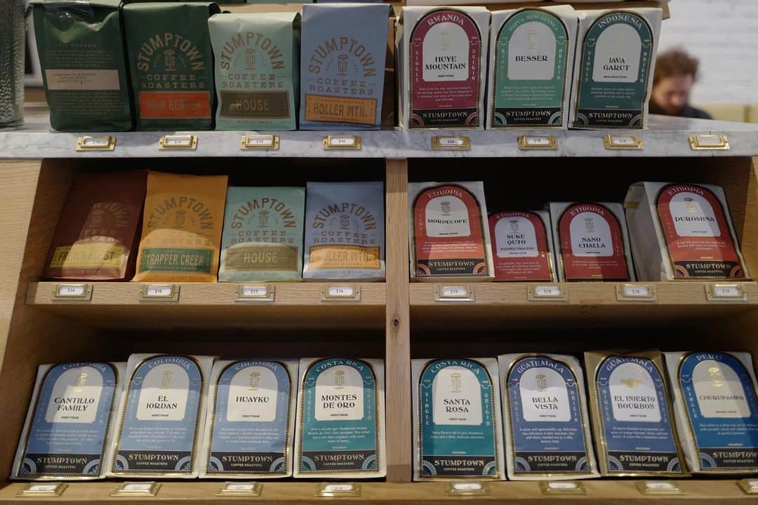 石井輝明さんのインスタグラム写真 - (石井輝明Instagram)「ポートランド。 paddlers coffee好きとしては、いつか行きたいと思っていたポートランドにおやすみをとってやってきました。 スーパーにも普通にstumptownのお豆が売っていた。  #stumptowncoffeeroasters #cafe #coffee #カフェ #アメリカカフェ #ポートランドカフェ #今日からしばらくポートランドのカフェが続きます #時差ボケきついけど #コーヒー飲みまくり #動画も撮ってる #ベストネタの時に流せたらと思ってるけど #今のところおもしろいこと何も起こってない #ヤバい #ただのオシャレv #ただのオシャレv流すことになるかも #その時は謎の時間になりますがよろしくお願いします」2月26日 14時04分 - comandanteishii