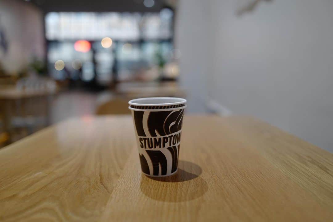石井輝明さんのインスタグラム写真 - (石井輝明Instagram)「ポートランド。 paddlers coffee好きとしては、いつか行きたいと思っていたポートランドにおやすみをとってやってきました。 スーパーにも普通にstumptownのお豆が売っていた。  #stumptowncoffeeroasters #cafe #coffee #カフェ #アメリカカフェ #ポートランドカフェ #今日からしばらくポートランドのカフェが続きます #時差ボケきついけど #コーヒー飲みまくり #動画も撮ってる #ベストネタの時に流せたらと思ってるけど #今のところおもしろいこと何も起こってない #ヤバい #ただのオシャレv #ただのオシャレv流すことになるかも #その時は謎の時間になりますがよろしくお願いします」2月26日 14時04分 - comandanteishii