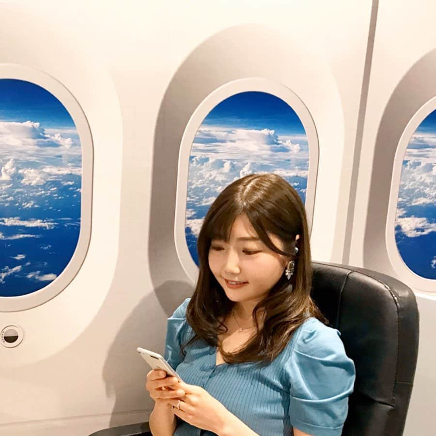 橘珠里さんのインスタグラム写真 - (橘珠里Instagram)「✈️飛行機で移動中 …に見えますが、実は、 #パナソニック ( @panasonicjp )として初となる 【 #完全ワイヤレスイヤホン 】３モデルの新製品発表・体験会に参加せていただいた時の様子です🤳🏻✨ ⋆ ❐ 写真 1枚目 ❏ 飛行機の中の騒音が再現された空間で、TechnicsブランドのEAH-AZ70Wを体験させていただきました✈︎🎶 ⋆ 業界最高クラスの #ノイズキャンセリング 機能により、飛行機の中とは思えないくらい、すごく快適に音楽を楽しめました✰︎ ⋆ ❐ 写真 2枚目 ❏ PanasonicブランドのRZ-S30Wは、ホワイト・ブラック・グリーンの3色展開で、トレンドカラーの #グリーン はとてもおしゃれで可愛らしかったです♡ ⋆ こちらは #イヤーピース のサイズもXSから用意があり、コンパクトで、女性や学生さんなど小さめな耳の方にもぴったり◎ 重低音もよく聴こえて、音楽がより楽しめました🎶 ⋆ ❐ 動画 3枚目❏ 3機種とも、イヤホンに触れるだけで操作ができる #タッチセンサー機能 がついていて、かっこいい&便利で、ハマってしまいました👂🏻👆🏻✨ (3枚目動画に、操作している様子があります) ⋆ また、これだけ心地よく聴きやすいイヤホンだと、イヤホンの外の音が聞こえないことが心配になってきますが、大丈夫です🙆🏻‍♀️✨ ⋆ イヤホンをしている時でも、外の声をきちんと聞くことができる"アンビエント"という機能が付いていて、イヤホンを外すことなく、会話ができるので、すごく便利❕なんです💡👍🏻 ⋆ また、音楽だけでなく、スマホでのスムーズな会話にもこだわりのあるイヤホンだそうで、まだまだ魅力がたくさんで伝えきれません🥰笑 ⋆ 発売は4月中旬の予定です✩︎ 是非皆さんにも体験していただきたいです☺️🎶 私も発売が今から楽しみです♪ *----*----*----*----*----* #mcn #完全ワイヤレスイヤホン #ノイキャン #Technics #テクニクス  #AZ70W #S50W #S30W #panasonic #ノイズキャンセリング機能 #イヤホン #新製品発表会 #新製品レポ #イヤホン女子 #イヤホン好きな人と繋がりたい #音楽のある生活 #音楽鑑賞 #完成ワイヤレス #ワイヤレスイヤホン #ワイヤレスイヤホン最高 #音楽好き #music #noisecancelling #communication #wirelessearphones」2月26日 14時22分 - jurinu