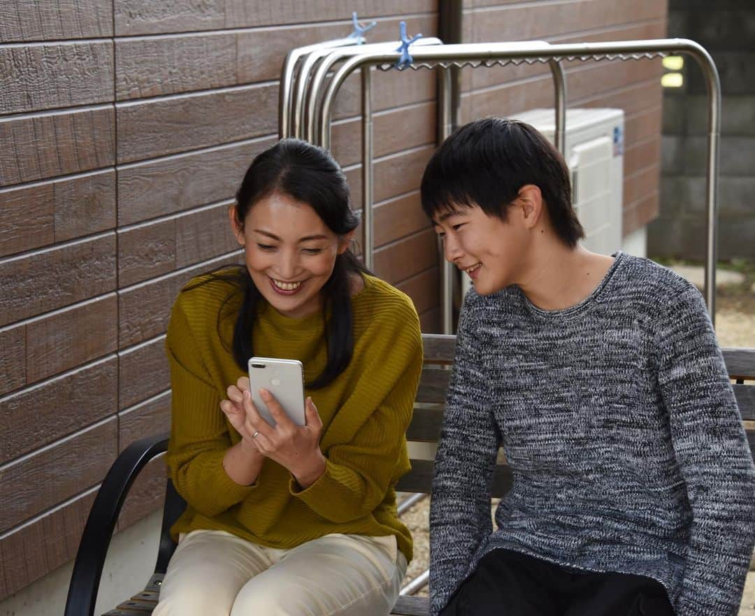 田中美里のインスタグラム：「映画「山中静夫氏の尊厳死」  映画撮影時のオフショット。  息子役の江澤良太くん。  笑った顔似てるかも。 実際は私の故郷、石川県の北國新聞のCMでも息子役で共演中。  顔、似てるからかな。  #映画 #山中静夫氏の尊厳死  #江澤良太　くん #想い出写真」