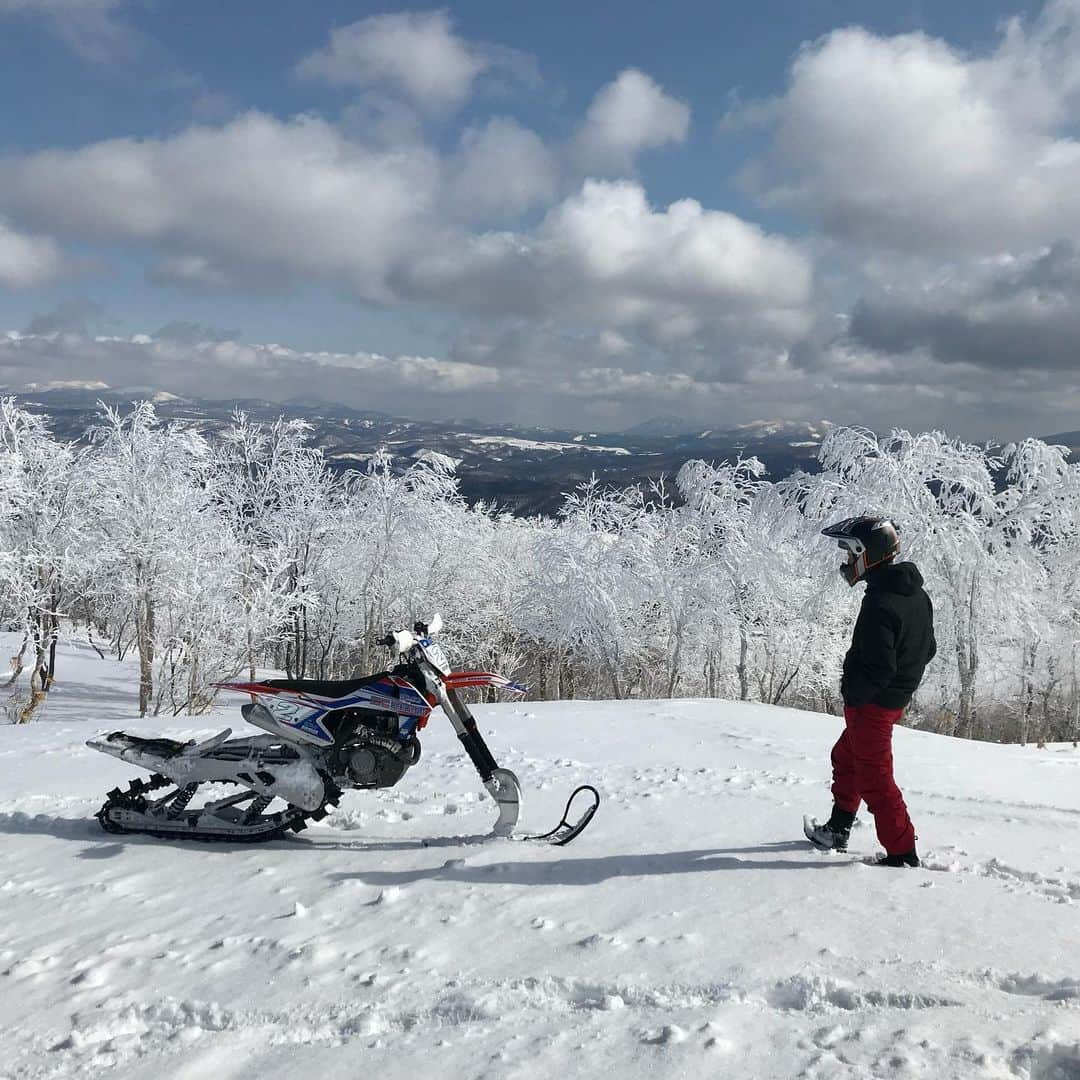 伊勢谷友介さんのインスタグラム写真 - (伊勢谷友介Instagram)「僕が北海道に来る理由はスノボだけではありません。 去年から恒例になりつつある、三橋淳さんからのお誘いで、スノーバイクに乗りに来てるんです！  そして、いつもお世話になるのは源治篤さん（北海道最初のモトクロス国際A級ライダーで、60歳を超えた今も世界を舞台にシニアのモトクロスのレースに参加している超超超尊敬するライダーなんです！）がナビゲートするスノーバイクツアー！ 是非みなさんも新しい北海道を感じてもらいたいです。ホームページから予約すれば、天気次第で、超絶景、そしてレベルに応じたチャレンジへ連れて行ってくれます😄  しかし源治さんは所用で札幌へ。今回のリーダーはそう、世界のオフロードを二輪四輪で駆け抜け続ける男、ご存知『三橋淳』☺️。 その日はご覧の通り、完璧な晴天で、貸し切られた広大な山々を360度見渡せました！いやぁ、極楽極楽です〜。 そしてレーサーモトクロスにソリとキャタピラを取り付けて、雪の上を飛べちゃうんです。雪がなければモトクロスで走りますが、ブッシュが有り、石が有り、沢がある山を、まさか全開で走るなんて不可能。でも雪が降ったら、山から山へ登ったり降りたり出来るスノーバイクで、飛んだ様に走り抜けられます。  そして、何と昨日私を2ndバックカントリーにいざなった高久智基さんを、三橋淳さんに引き合わせてしまいました！🎉！ 以前、僕がインスタグラムで、淳さんが撮影編集してくれた映像を載せましたが、こんな事始まったら面白いのになぁと思って淳さんと作ったので、出会いに期待しちゃいます🤤でかした俺笑 そして、今回初乗りの智基さん、スノーバイクを何ら問題なく、付いて来これちゃうセンスを見せてました！ ジャンプも撮りましたが、この僕としてはこの背後からの写真がメッチャカッコいいと思います👁  そうそう、源治さんの走りは誰よりもヤバいので、見せたかったなぁ〜！ また次回ですな。。。 #snowbike  #dainesejapan  #keen  #keenshoes  #yusukeiseya #iseyayusuke  #junmitsuhashi  #mitsuhashijun  #ktmsapporo」2月26日 14時31分 - iseya_yusuke