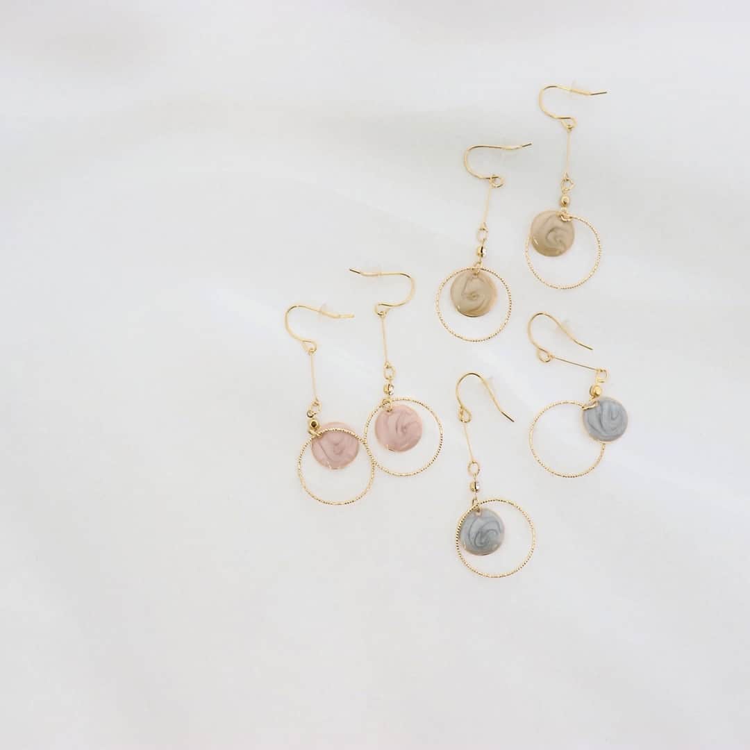のインスタグラム：「*⑅୨୧  NEW ACCESSORIES ୨୧⑅*⠀ ⠀ ⠀ ⠀ マーブルエポ下りピアス / イヤリング⠀ ⠀ 各 300円(税込330円)⠀ ⠀⠀ ⠀ ⠀ 店舗により在庫が異なりますので、お立ち寄りの店舗までお問い合わせください。⠀ ⠀ #3COINS #スリーコインズ #スリコ #プチプラ #プチプラ部 #新商品 #新商品情報 #樹脂 #樹脂イヤリング #ピアス #アクセサリー #アクセ #イヤリング #2020SS #マーブル #マーブル模様 #マーブルアクセ #マーブルアクセサリー #アクセサリー好き #アクセサリー女子 #下りピアス #下りイヤリング #プチプラアクセサリー #プチプラアクセ」