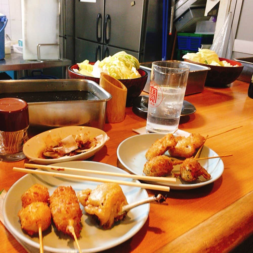 皆本麻帆さんのインスタグラム写真 - (皆本麻帆Instagram)「aikoを聴きながら大阪の休演日を思い出しています。梅田の地下街で、もちろん。🍺🦐💫 #大阪#梅田#地下ダンジョン#スタンディング酒」2月26日 14時55分 - mmaho0421