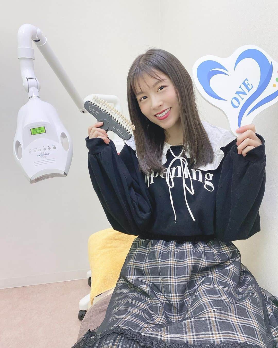 のインスタグラム：「先日美容鍼で常々お世話になっている「ONEHEARTはりきゅう整骨院」でホワイトニングをしました🦷（整骨院でホワイトニングって大丈夫!?ってきっと誰もが思う。はい。私も思いました。） . わたしはコーヒーも飲まないしタバコも吸わないけれど、生きてるだけで白さ失われるから、薬剤の手で白くしてもらいました!!☺️🙌 . あんまり信用してなかったけれど（失礼wwだって、整骨院でホワイトニングって!?ってなりますよね。）1回で2トーンくらい白くなりました!!💓 . 何事もやりすぎは不自然だと思うのですが、自分が追求する美に少しでも近づきたいので、定期的に通おうと思いました!!（本当信用してなかったんだけど、めっちゃ効果あったの!!笑笑） . 疑ってごめんなさい🙇‍♀️笑笑 詳しくは「ONEHEARTはりきゅう整骨院」で検索してみてね!! . #整骨院 #ホワイトニング #痛くない #歯 #oneheartはりきゅう整骨院 #美容鍼 #美容 #美意識 #女子力」