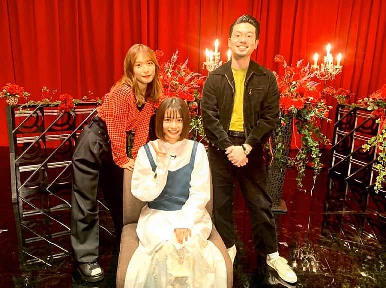 足立佳奈のインスタグラム：「「新世紀ミュージック」 みてくださった皆さん ありがとうございました！！ ハマさん、松岡さんが、 本当優しくしてくださって、 緊張してカチカチだった私の緊張を解いて下さいました。  曲フルで歌わせて頂きました！なかなかテレビで2曲歌わせて頂くことがないので、貴重な時間でした。  バンドメンバーと、 Good dayを演奏したの初めてだったけど、すっごく楽しくて❤️ やっぱりみんながいると安心するし、春からのツアーより楽しみになったよぉーー！！！🥰🥰 本当にありがとうございましたっ！！」