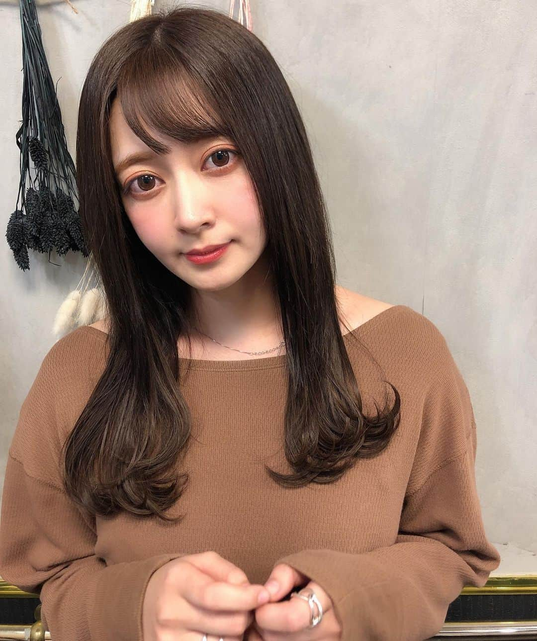 本間寛人さんのインスタグラム写真 - (本間寛人Instagram)「外川礼子ちゃん✨ ロアエクステジョーカーで久々にエクステで来てくれました！ 吉祥寺店までありがとうー！😄 . グループ初回指名で20%オフ、ロアエクステジョーカー初回1本440円でご案内できます。 カット ¥4400 カラー ¥6160(ロング料金別) ブリーチカラー ¥12760(ロング料金別) トリートメント ¥3520 シールエクステ40本17600円(追加1本440円) . #アンククロス #ロア #ロアエクステジョーカー #ジョーカー #ankhcross #loa #loaexte #JOKER #ACOH #表参道 #原宿 #イルミナカラー #ヘアカラー #カット #ヘアアレンジ #サロン #サロンモデル #美容師  #美容室 #グラデーションカラー #アップ #セット #ヘア #グレージュ #シールエクステ #スタイル写真 #作品撮り」2月26日 15時14分 - mahon2525