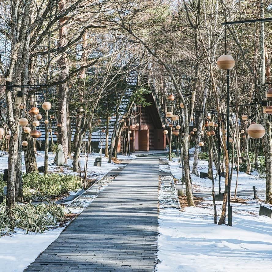 【公式】軽井沢高原教会さんのインスタグラム写真 - (【公式】軽井沢高原教会Instagram)「先日の雪景色。 今日は霧が出ています。  例年に比べて気温が高い日が多いですが、それでもやはり、軽井沢。 お出かけいただく際には、あたたかい格好でお越し下さい。  #軽井沢　#軽井沢高原教会　#高原教会　#冬　#雪景色　#冬旅　#星野エリア」2月26日 15時14分 - karuizawa_kogenchurch