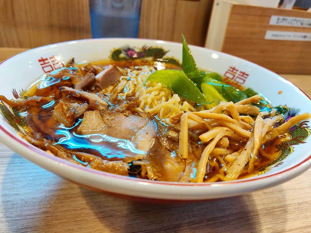 のインスタグラム：「＿＿＿＿＿＿＿＿＿＿＿＿＿＿＿＿＿ 🍜：醤油 🏠：くじら食堂bazar(三鷹) ￣￣￣￣￣￣￣￣￣￣￣￣￣￣￣￣￣ 【おいしさが集まるラーメン市場】 三鷹に所用となれば行ってしまうよね。 くじら食堂bazar 2/21 OPENほやほやのお店。13:30頃に着いたけど並んでるね。ラーメンは東京では珍しい、岡山県笠岡のラーメンをコンセプトにしている。入店し、基本の醤油で… . ちゃっくどぉ〜ん！！ . 醤油はキレもありつつコクも感じられる同居したタイプ。親鶏を使ったスープがとても厚みのある出汁で、こりゃうまいなぁ。手揉みされた麺が舌触り良く、細いながらもコシを感じさせていいね。かしわチャーシューのコリコリとした食感もクセになるし、おいしい。ネギ一つとっても、ネギの粘りある粘膜がわかる良いネギ。 丁寧な調理もそうだけど、食べて伝わる丁寧においしいラーメンでした。」
