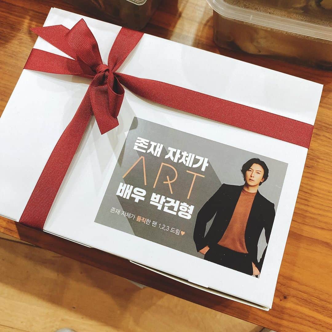 パク・コニョンのインスタグラム：「사랑가득한음식과단체복~ 정말감사합니다!!❤1️❤2️❤️3 #연극아트#art」