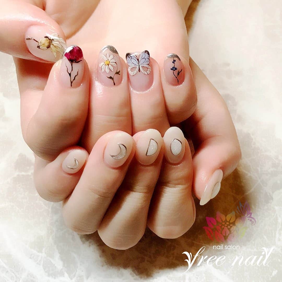 free nail フリーネイルのインスタグラム：「. お客様ネイル💅🏻❄️ . アシンメトリーネイル💠✨ . 素敵なモチーフたち🦋🌹🌛 . ご来店ありがとうございました🙇🏻‍♀️🙇🏻‍♀️🙇🏻‍♀️💗 . #ネイルアート #ジェルネイル #ネイルサロン #大阪ネイルサロン #ネイルデザイン #ネイルチェンジ #アシンメトリーネイル #アシメネイル #フラワーネイル #お花ネイル #ちょうちょネイル #ベージュネイル #クリアネイル #デザインネイル #トレンドネイル #シンプルネイル #大人ネイル #冬ネイル #winternails #nailsart #nailsdid #美甲 #日式美甲 #日式美甲胶 #日本美甲师 #日本美甲老师 #美甲上课 #日本胶 #フリーネイル #freenail」