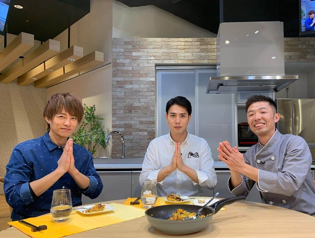 杉浦太陽さんのインスタグラム写真 - (杉浦太陽Instagram)「LaLaTV「眼福食堂」！ ゲストに落語家の瀧川鯉斗さんを迎え！！ パエリア作り🥘  シェフは国際パエリアコンクール・日本人初優勝の、 結城優シェフ👨‍🍳 同世代の落語家さんの、 いろんな話を聞かせていただきながら(^ ^) パエリアの概念が変わったほどの、 本場の作り方を教わりました！！！ とても勉強になりました！！！！ ありがとうございました😊  @sugiurataiyou_official  #LaLaTV #眼福食堂 #落語家 #瀧川鯉斗　さん #パエリア #結城優　シェフ」2月26日 15時43分 - sugiurataiyou_official