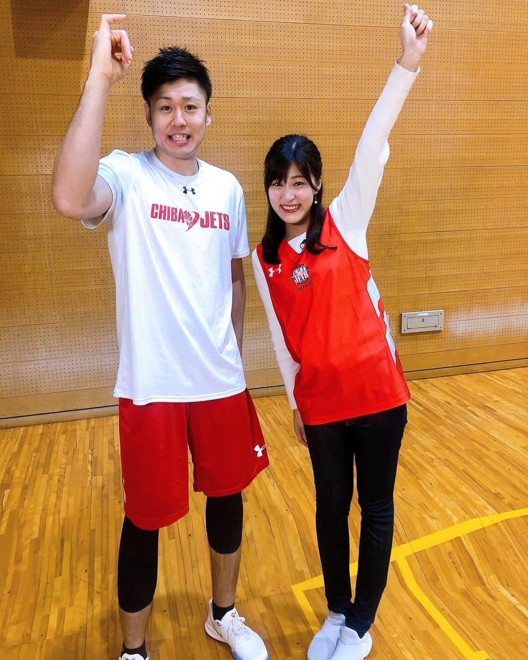 竹内里奈さんのインスタグラム写真 - (竹内里奈Instagram)「🏀今日は千葉ジェッツの #田口成浩 選手のインタビュー🎤 今シーズン副キャプテンにも指名されて ますます存在感が増しています✨  昨季もインタビューさせてもらったのですが、 相変わらず笑いのセンスで盛り上げて下さり、 とっても楽しいインタビューでした😊 📸田口選手鉄板の「おいさー！」 私の手は伸びすぎで、これだと見切れてしまうそうです‥笑 また放送日が決まったらお伝えします。  #千葉ジェッツふなばし #千葉ジェッツ #副キャプテン #おいさー #bリーグ #バスケ好き #インタビュー #アナウンサー #チバテレ #フリーアナウンサー #竹内里奈」2月26日 15時53分 - rina.takeuch