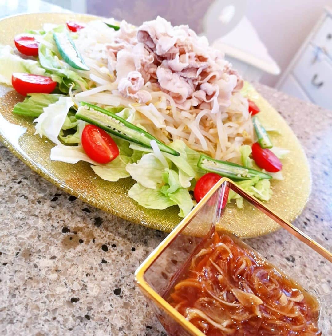 のインスタグラム：「たくさんのDMにびっくりしちゃったストーリーにあげた新玉ねぎドレッシング💕 豚しゃぶサラダにかけてもめちゃめちゃ美味しい😍 レシピのリクエストたくさんいただいたので、載せておきます❤️ 【新玉ねぎドレッシング】 みりん…大さじ５ 酒…大さじ５ しょうゆ…大さじ４ 砂糖…大さじ1 サラダ油…大さじ１ を煮きって、スライサーで切った新玉ねぎ丸一個分入れて密閉容器にいれて１日～寝かせるだけです💕  #新玉ねぎドレッシング #豚しゃぶサラダ　#簡単レシピ #おうちごはん」