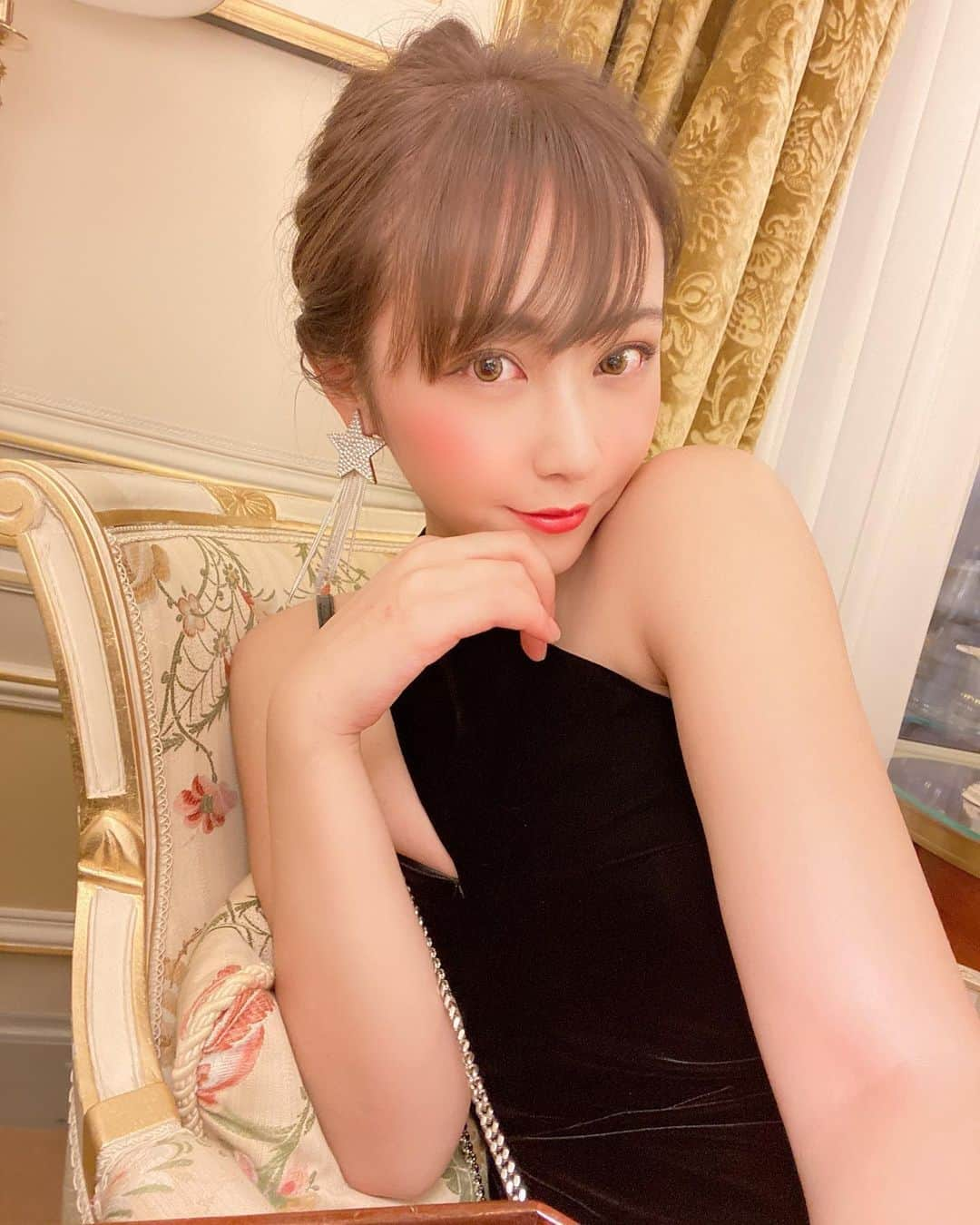 てんちむさんのインスタグラム写真 - (てんちむInstagram)「パリコレを見にパリなう🙋‍♀️ ドレスはサンローランでヘアメは髪まとめてもらいました。写メ、パリ感あまりないので外で写真撮ってくる📸！笑 お買い物が安くて最高です＆ショーかっこよかった！！！ 購入品と私服紹介&VLOGぜーんぶ動画になるのでお楽しみに🥰🥰 ps.服着るのに苦戦して20分かかりました🙋‍♀️」2月26日 15時46分 - super_muchiko