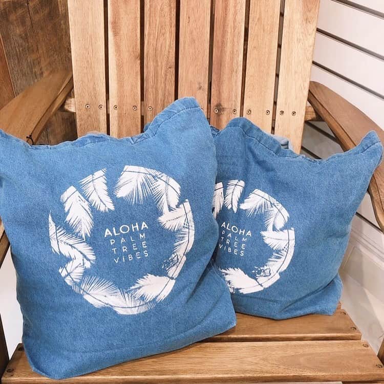 のインスタグラム：「. . Chill tote🏝small or large @chill_brand . . . #lillyandemma #hawaii #feelaloha #vsco #vso #vscocam #luckywelivehawaii #instagood #love #happy #chill #chillin#tote#chillvibes #oahu #beach #vacation #ハワイ #バケーション #トート#ハワイ好き #ハワイ好きな人と繋がりたい」